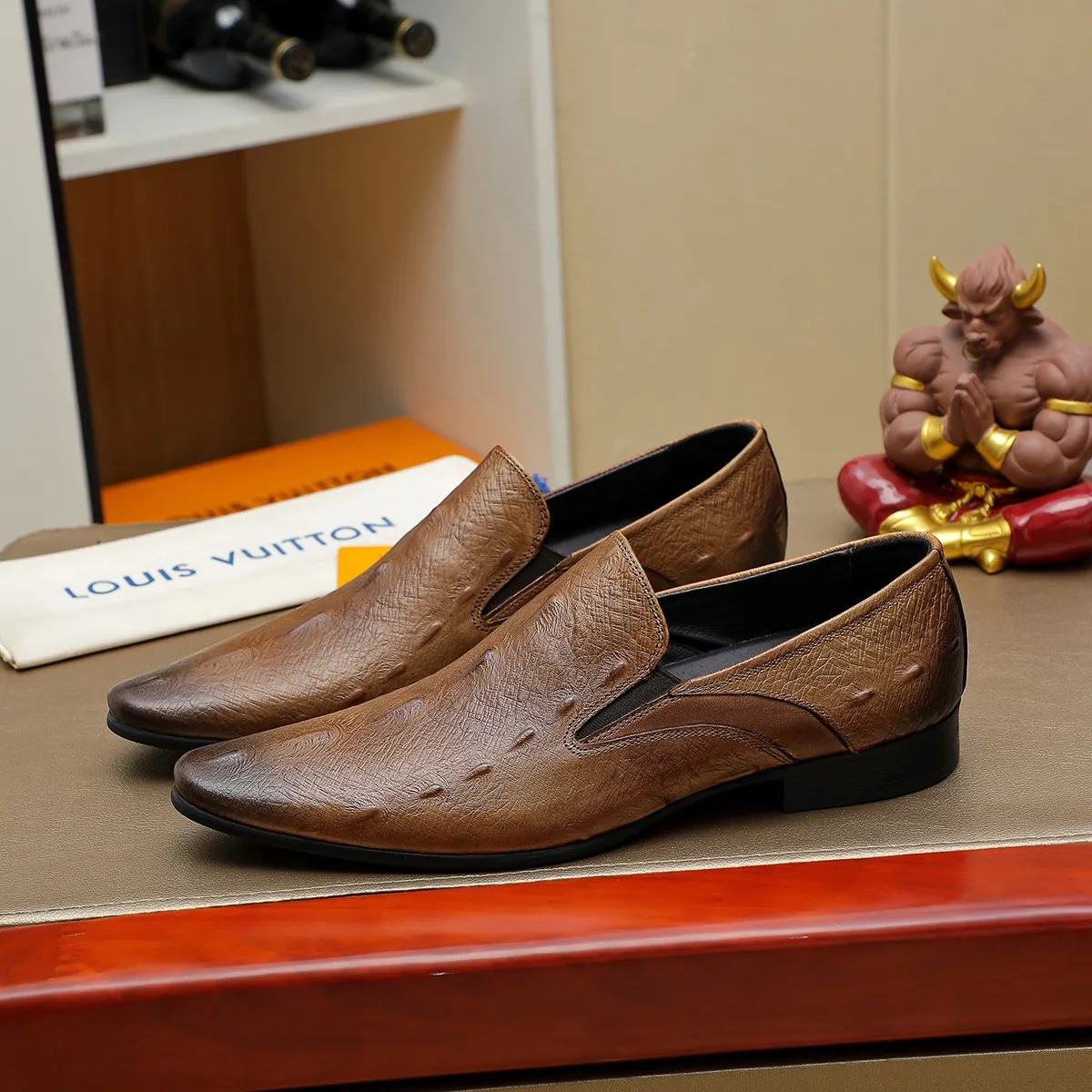Men's shoes 💰540 💰 Louis Vuitton LV ® Autumn and Winter 🆕 models 🔛Full shoe counter First layer cowhide, 🐂leather lining casual shoes for men, super soft outsole, essential for driving. Counter synchronized original first layer cowhide completely 1:1 mold customization 🌹Top version, 2 colors optional! Number: 38-45 (37.46. Customized)